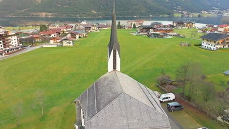 Iglesia-En-Pertisau-En-El-Lago-Achensee,-Tirol,-Austria---Toma-Aérea-De-Drones