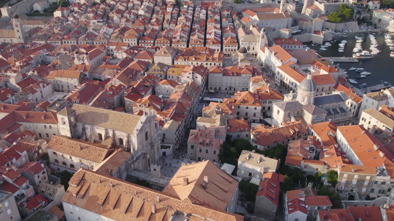 Architettura storica della città vecchia di Dubrovnik con chiese iconiche e marina - vista aerea