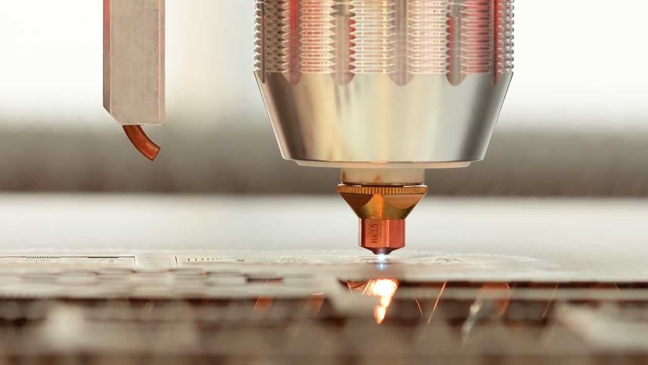 corte láser cnc de metal, tecnología industrial moderna.