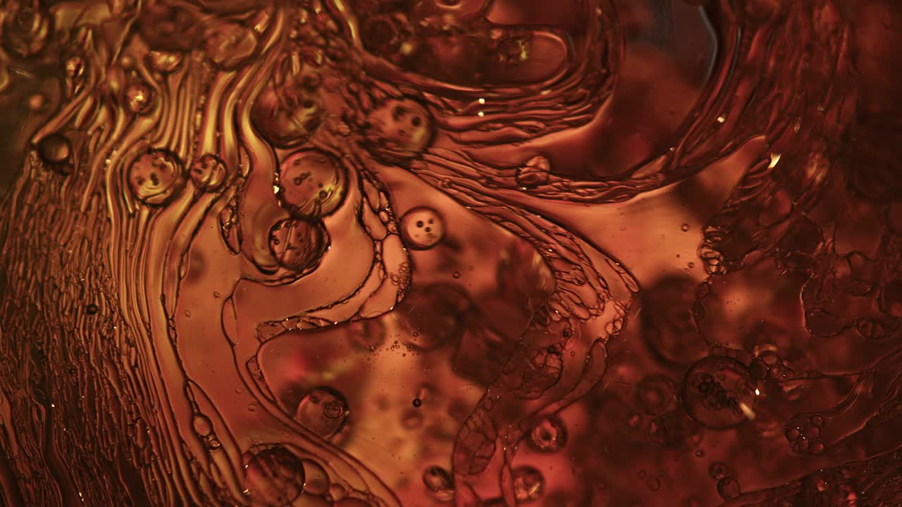 추상적인 다채로운 음식 기름 방울 거품과 구가 흐르고