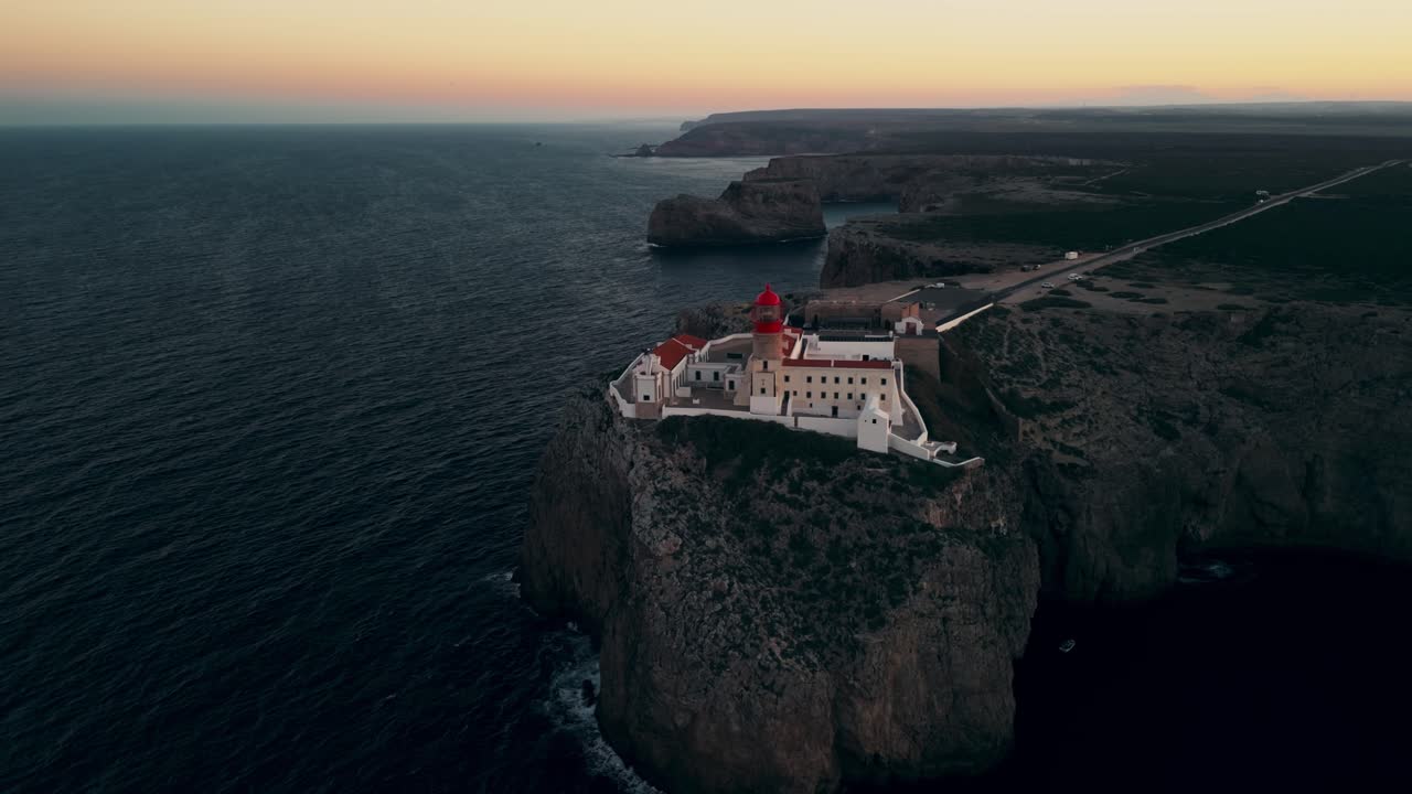 маяк cabo de são vicente и мыс в алгарве, южная часть португалии