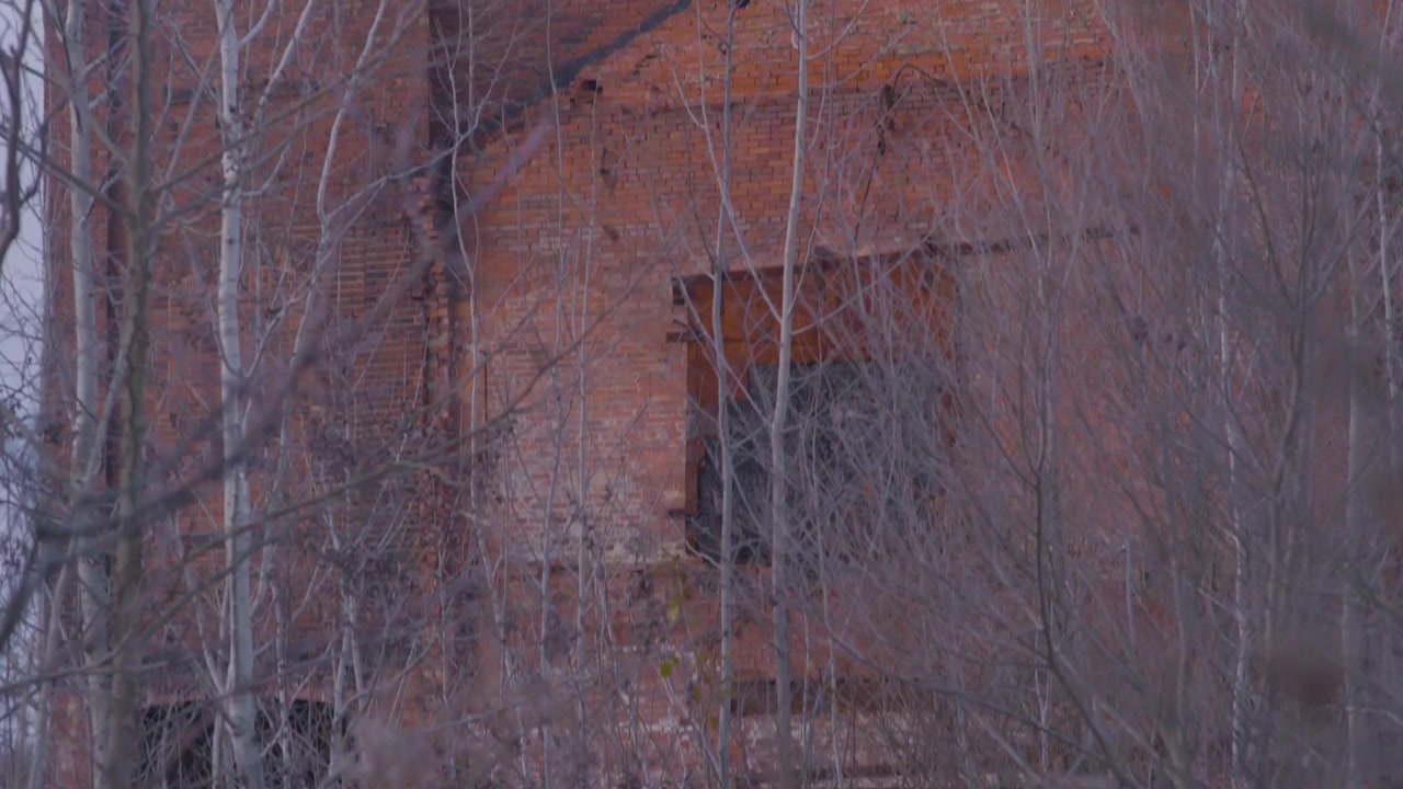 Panoramica verso il basso di un edificio industriale in mattoni abbandonato in Ohio