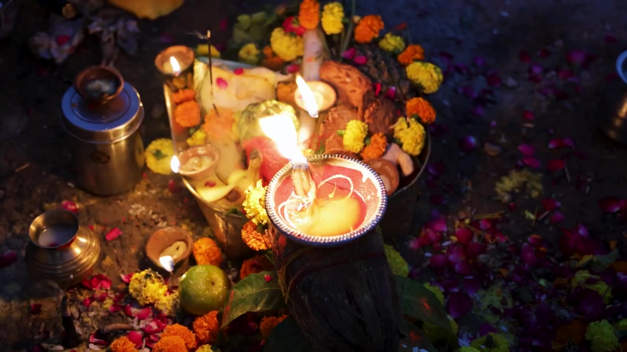 Scena di culto di un sacro festival indù con offerte del Chhath Puja e lampade di terracotta luminose