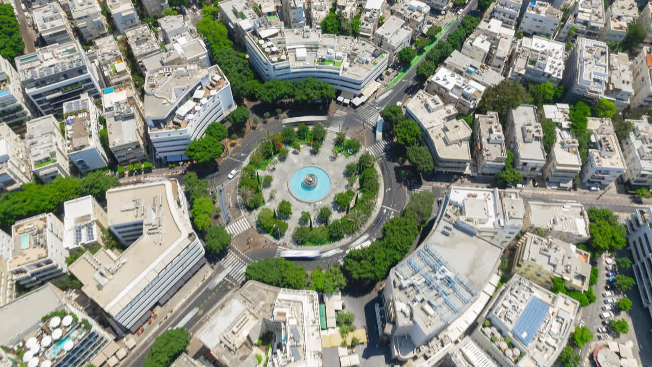 디젠고프 스 ⁇ 어에서 텔 아비브 스카이라인 하이퍼래프는 뜨거운 날에 아름다운 색상과 거리에서 많은 교통