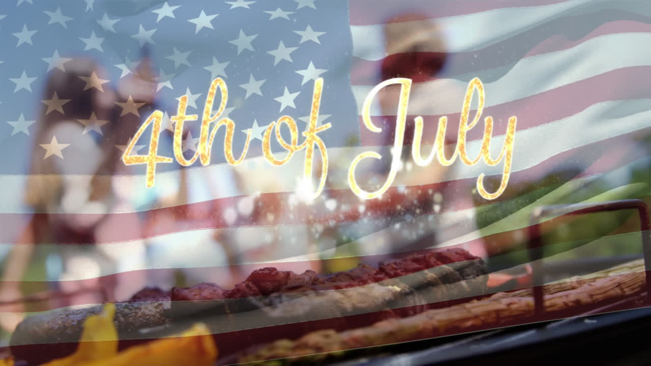 Ystäväporukka juhlii ja Yhdysvaltain lippu 4th of July -tekstillä.