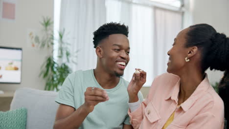 Pareja-Negra-En-El-Sofá-Con-Palomitas-De-Maíz