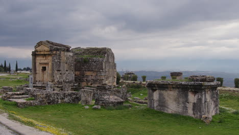 fotografía amplia de la tumba a18 en la antigua necrópolis de hierápolis.