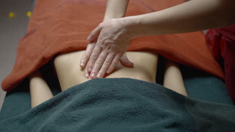 sesión de masaje abdominal