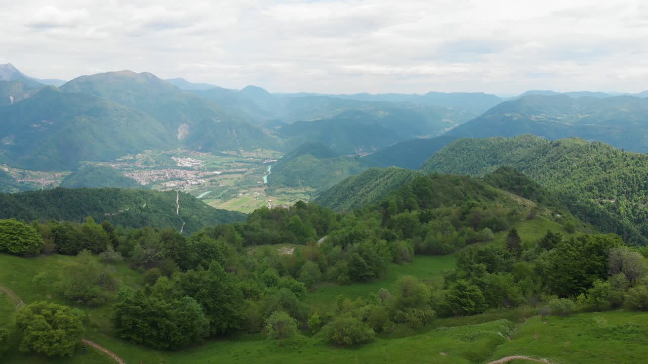 kolovrat 산에서 tolmin 유역의 공중 전망, soca 강 및 fields 가시, 많은 녹지 및 나무, 여름에 흐린 하늘