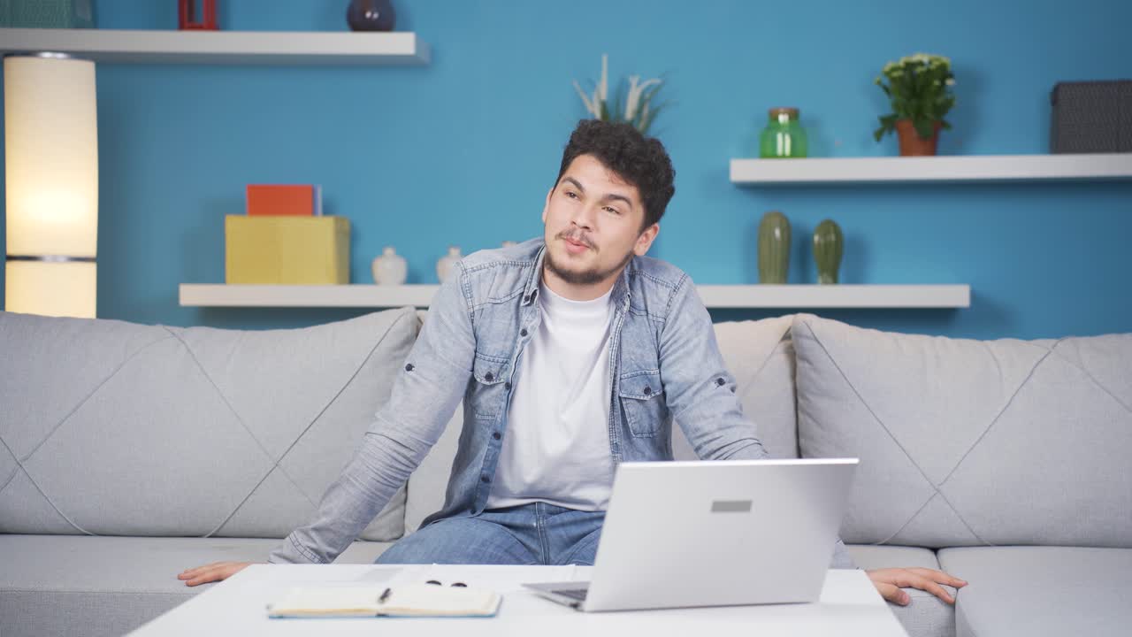 행복한 추억을 떠올리는 남자