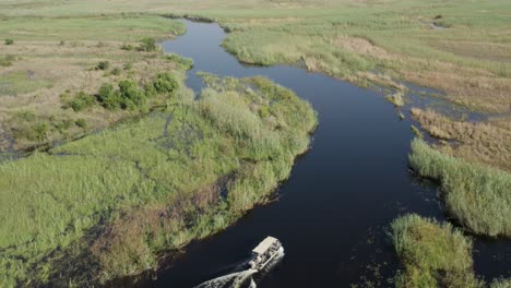 Barco-En-El-Río-Cuando-En-La-Franja-De-Caprivi-En-Namibia,-áfrica---Antena