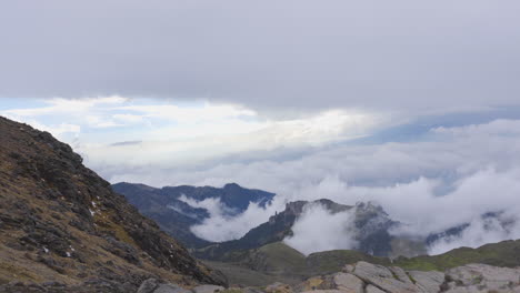 vista panorámica hombre tomando una foto con su teléfono en la cima de la montaña