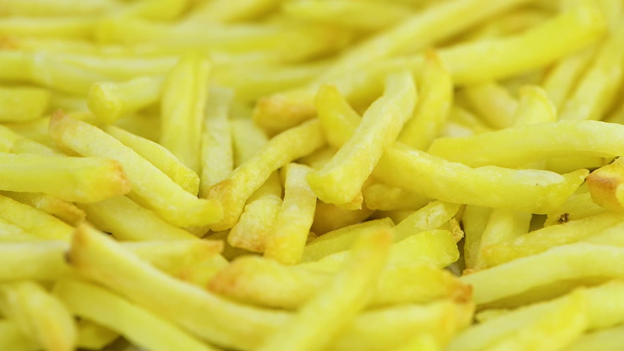 porción de patatas fritas recién hechas en un plato giratorio (loopable sin costuras)
