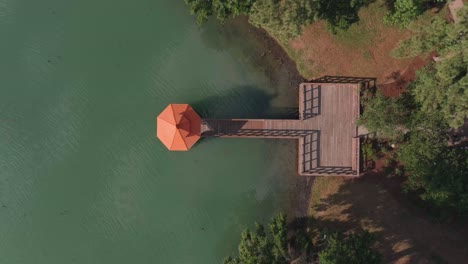 Vogelperspektive-Der-Überdachung-Im-Seewasser