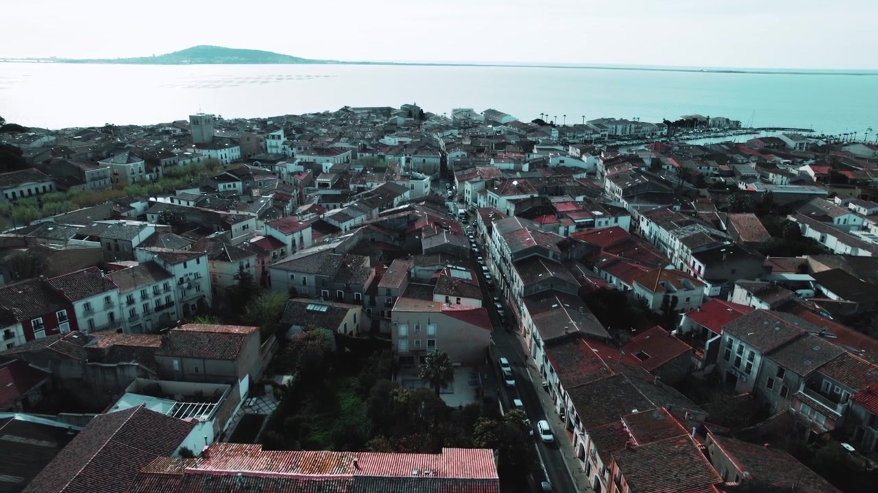 Veduta aerea di un negozio nelle strade di Mèze, nel sud della Francia, che rivela la laguna di Thau all'orizzonte.