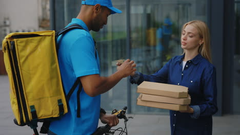 entrega de alimentos al cliente