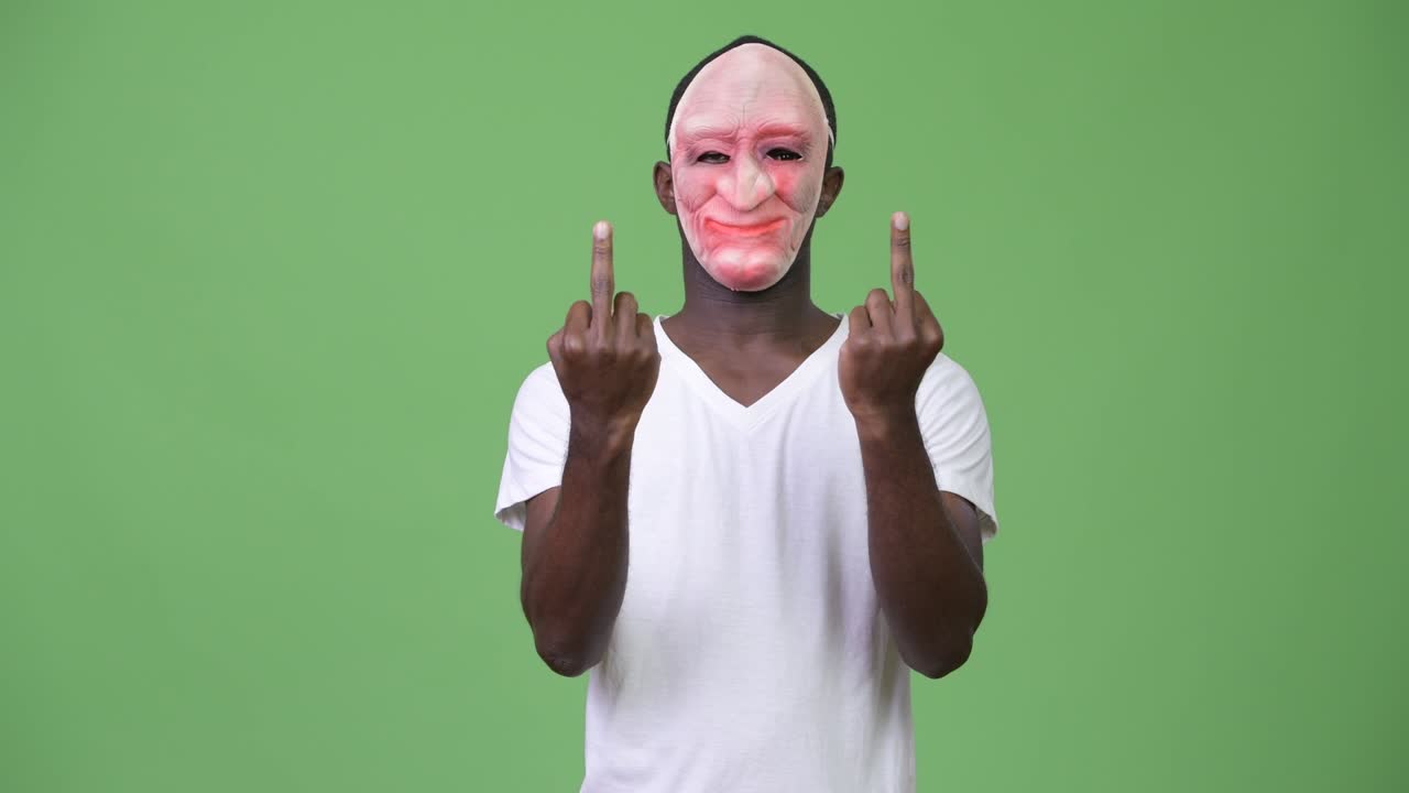 마스크를 쓰고 중손가락을 보여주는 젊은 아프리카인