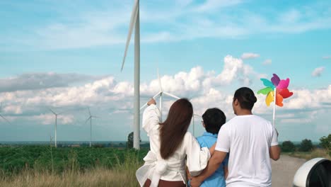 Konzept-Einer-Progressiven,-Glücklichen-Familie-Im-Windpark-Mit-Elektrofahrzeug.