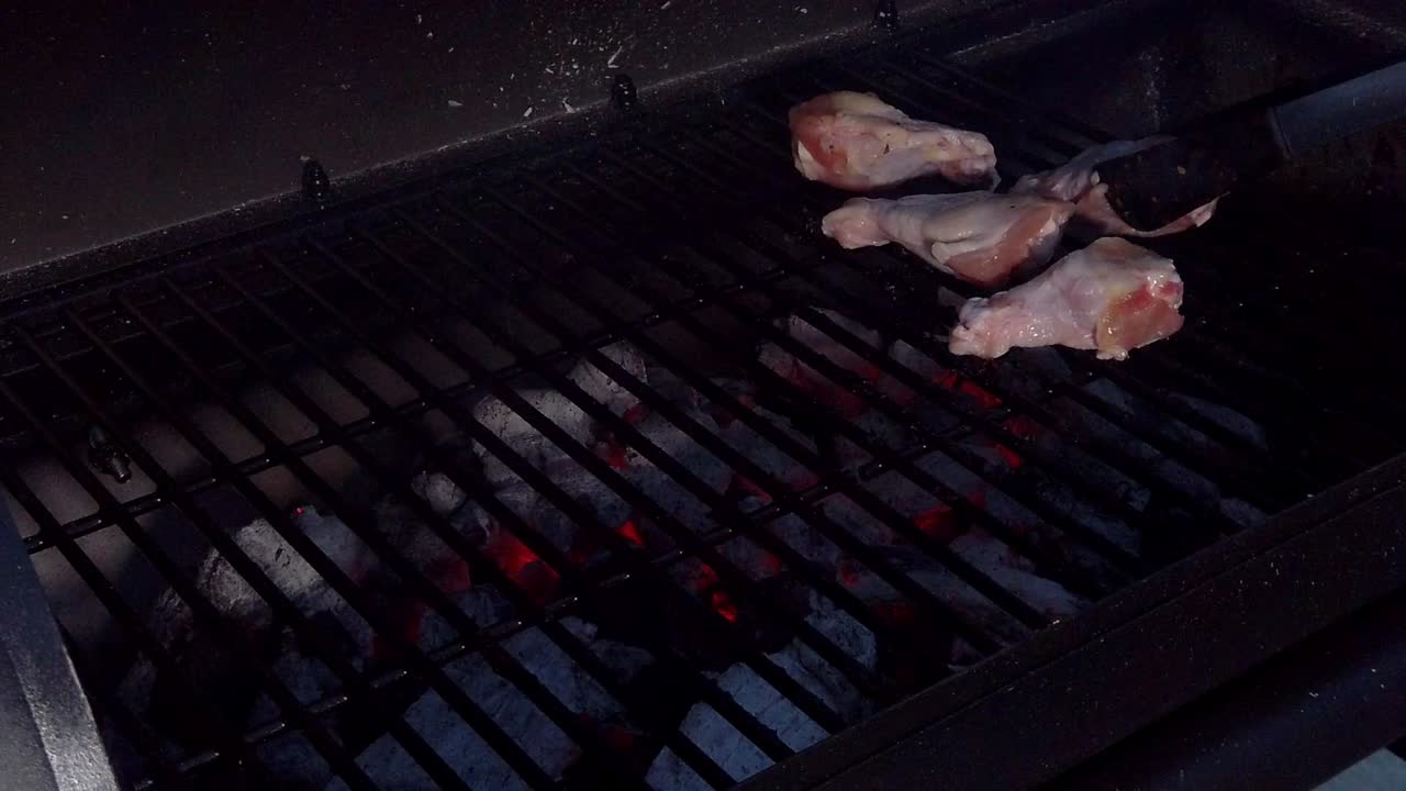 여름 바베큐에 닭 날개
