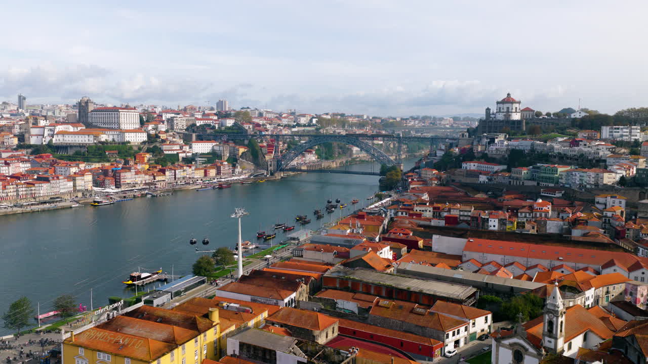 Città storica di Porto, Portogallo, con il fiume Douro, il ponte Luís I e la Igreja do Mosteiro da Serra do Pilar in vista. Ampia ripresa aerea