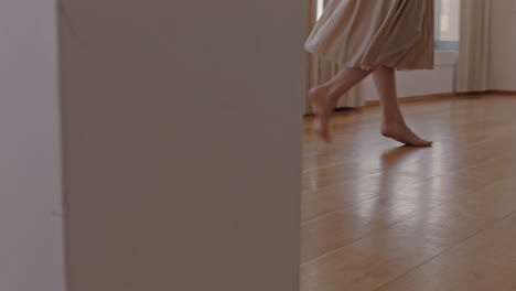 hermosa mujer de viaje bailando en una habitación de hotel divirtiéndose celebrando las vacaciones de verano disfrutando de un estilo de vida de vacaciones despreocupado