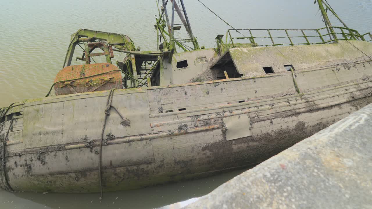 항구  ⁇ 을 들여다보며 녹슬고 진 ⁇ 이 묻은 선박 붕괴, 느린 영상, 플리트우드 항구, 랭커셔, 영국