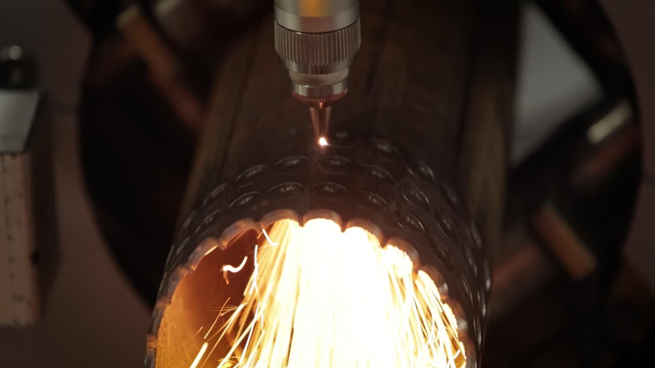 Taglio laser e a gas CNC del metallo, tecnologia industriale moderna.