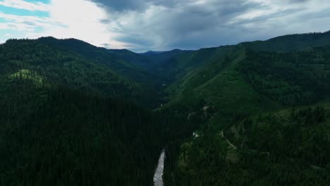 üppige-Berge-Und-Fluss-Im-Missoula-County,-Montana---Luftdrohnenaufnahme