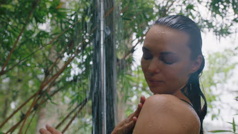 mujer hermosa en la ducha usando bikini lavando el cuerpo limpiando la piel con agua refrescante disfrutando de la belleza natural spa duchándose al aire libre en la naturaleza