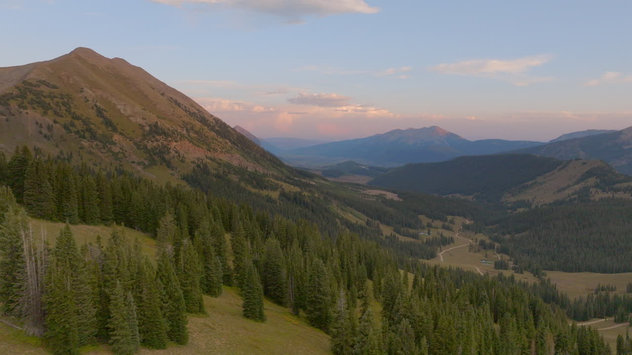 magnífica vista aérea de árboles y paisajes montañosos en crested butte, colorado en las montañas rocosas
