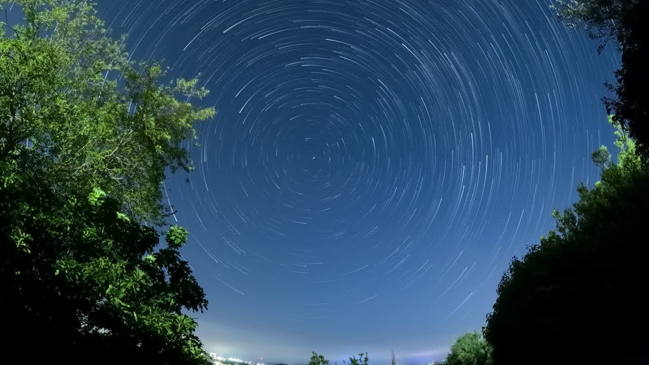 Mesmerizing long exposure time-lapse of circular star trails around the ...