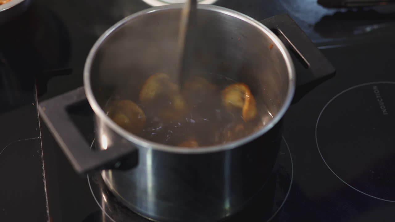 cocinando algo en una olla