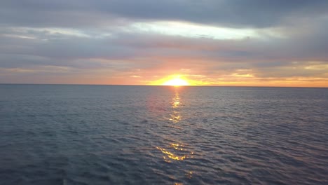 Toma-Aérea-De-Un-Hermoso-Amanecer-Sobre-El-Mar-De-Cortez-En-La-Costa-De-Baja-California