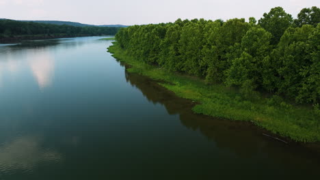 Hermosa-Vista-Aérea-Por-Drones-Del-Parque-Spadra,-Río-Arkansas,-Aguas-Tranquilas-Y-Tranquilas