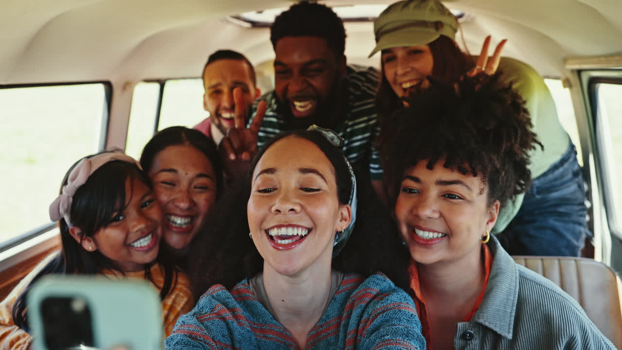 selfie, viaje por carretera y amigos en una furgoneta felices