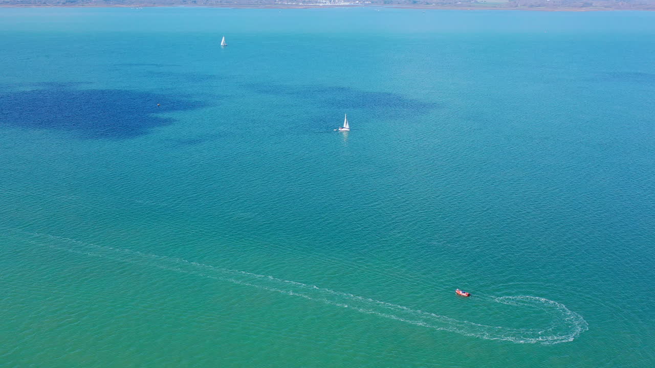 와이트 섬 위를 날아다니는 항공기와 보트 (sunny day uk 4k)