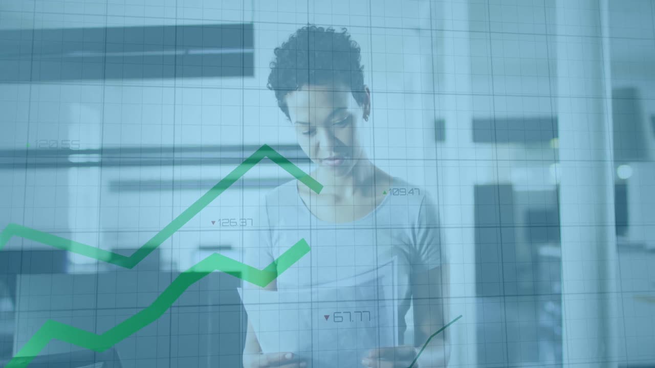 animación del procesamiento de datos sobre una mujer de negocios afroamericana sonriendo en la oficina