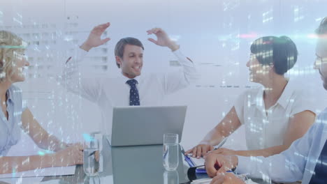 animación del procesamiento de datos sobre diversas personas de negocios en la oficina