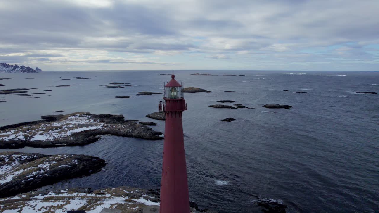 안데네스 항구를 향해 바다가 보이는 안데네스 등대, 궤도 드론 샷 4k, 노르웨이