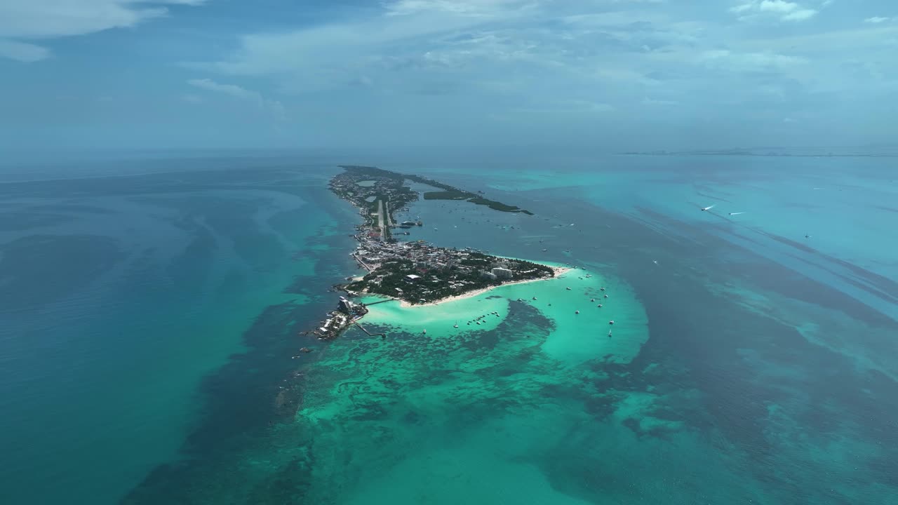 vista aérea hacia isla mujeres, en el soleado méxico - establecimiento, disparo de drones