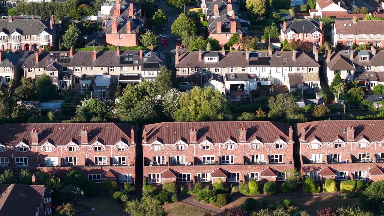 Typisk beboelseskvarter i Dublin med traditionelle irske huse set ovenfra
