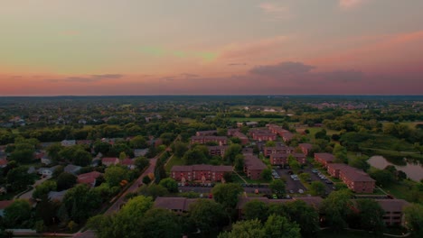 Antena-épica-De-Vernon-Hills-Illinois-Usa-Por-La-Noche-Sobre-Casas-Residenciales-Al-Atardecer