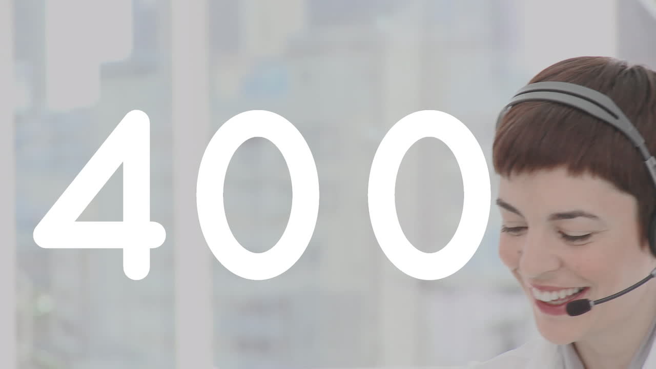 una ejecutiva caucásica maneja llamadas de negocios globales en la oficina.