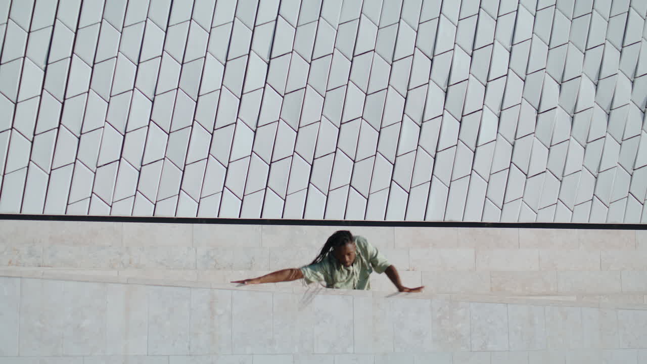 극적인 남자 춤을 연습하는 거리 수직. 아크로바틱 남자 프리스타일 춤