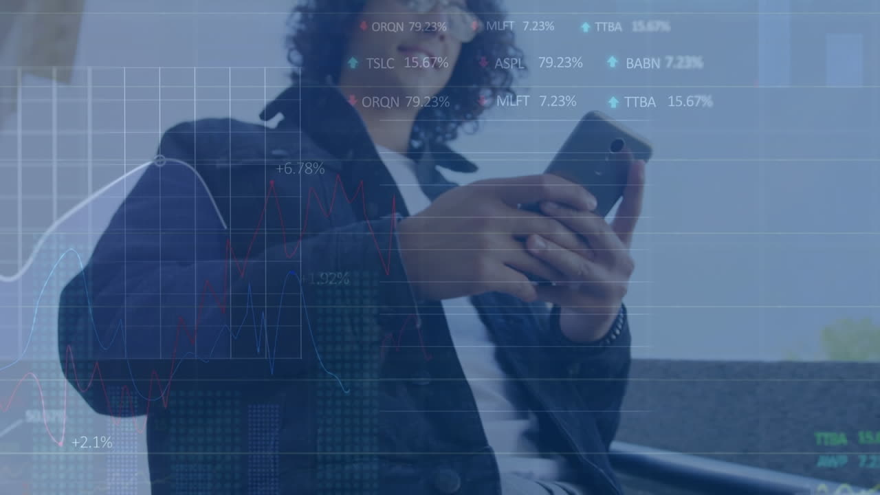 animación del procesamiento de datos del mercado de valores contra un hombre biracial que usa un teléfono inteligente en las escaleras
