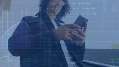 animación del procesamiento de datos del mercado de valores contra un hombre biracial que usa un teléfono inteligente en las escaleras