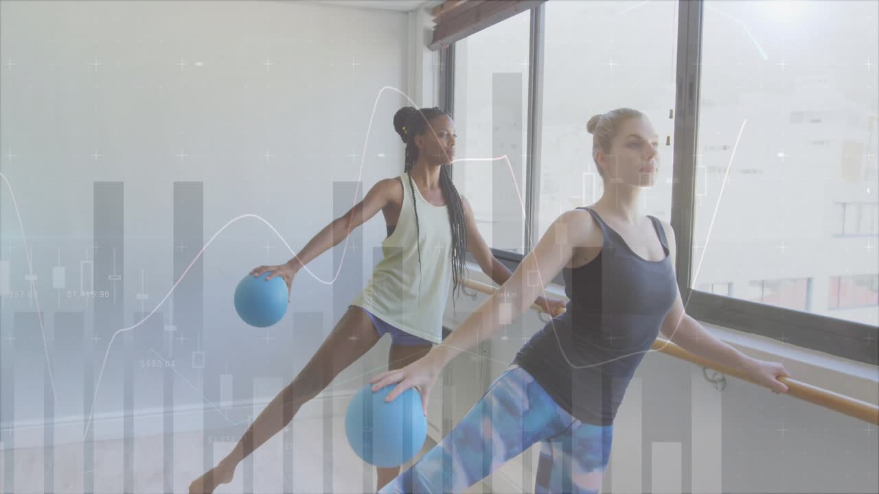 Träningspartners som håller i balettstång och bollar utför sidohöftlyft med ett diagramöverlägg för fitness