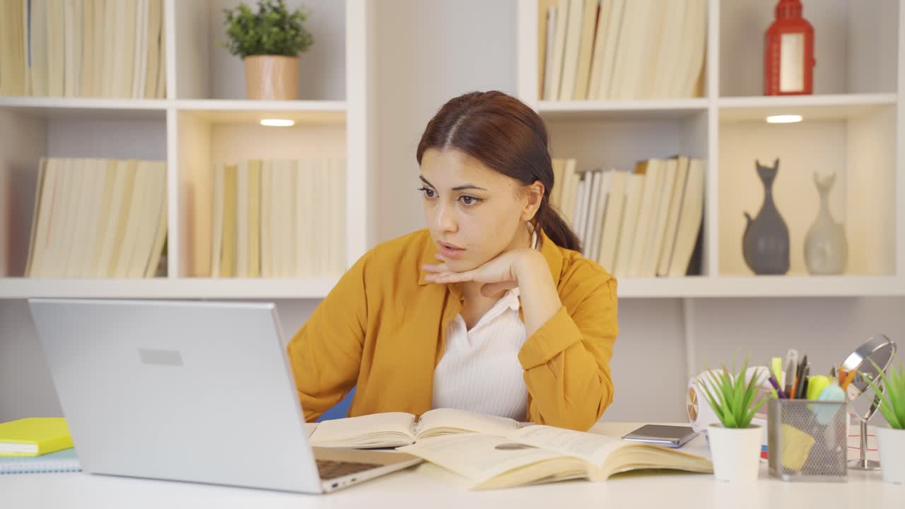 estudiantes mujeres viendo información y contenido útil.