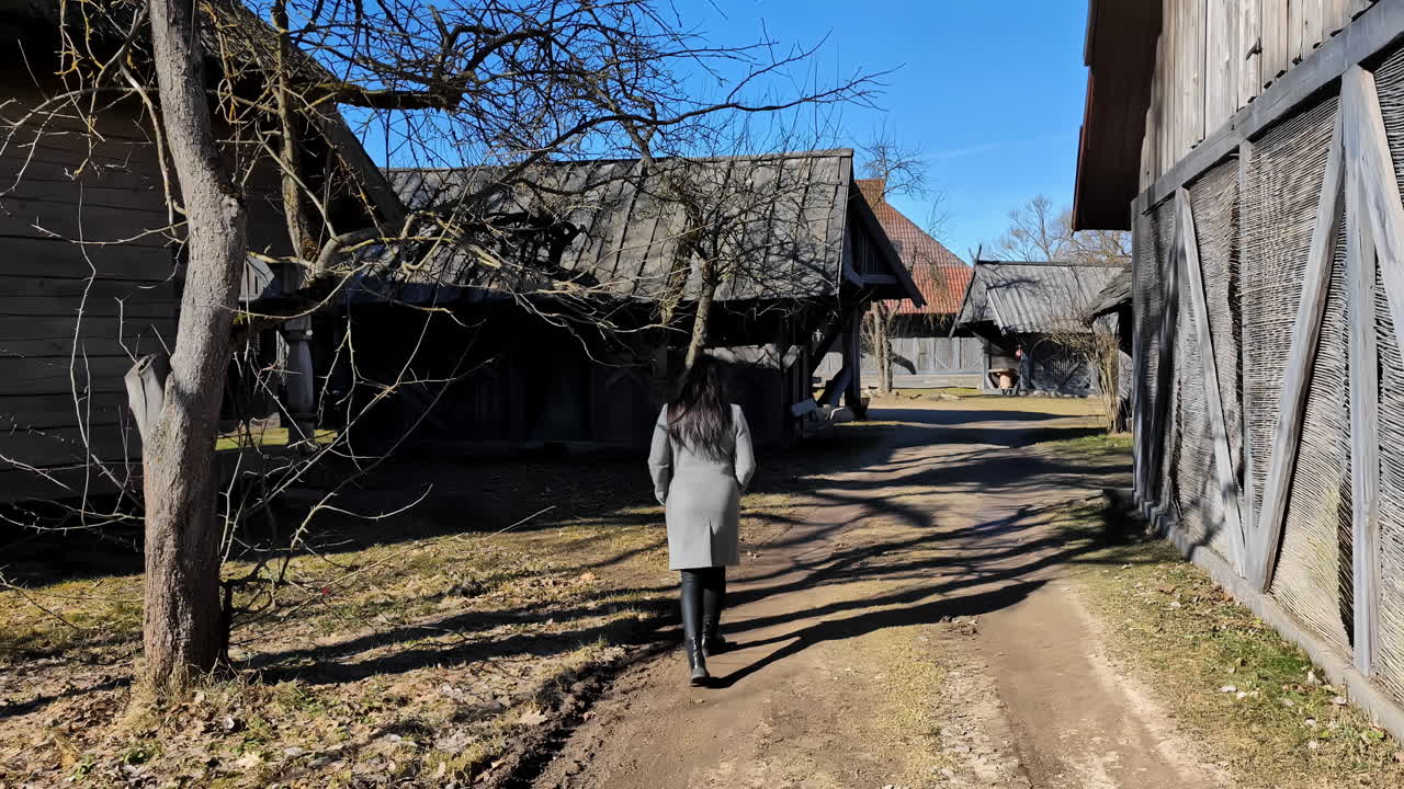 젊고 매력적인 여성이 유럽 시골 마을에서 혼자 고 있습니다.