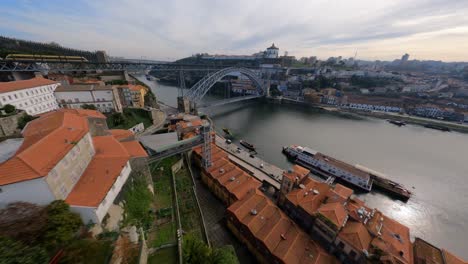 Volar-Sobre-Los-Tejados-Rojos-Hacia-El-Puente-Aéreo-Dom-Luis-Porto-Portugal-Fpv-Drone